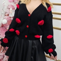 Жилетка с 3D цветя и ефектни копчета  в черно