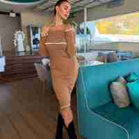 Елегантна бежова плетена рокля с паднали рамене