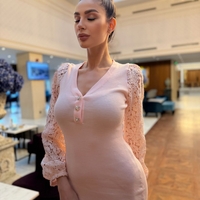 Елегантна розова дамска рокля с дантелени ръкави и V деколте