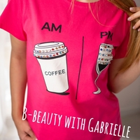 Дамска тениска „AM Coffee, PM Wine“ с декоративни камъни- цикламена