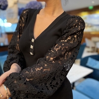 Елегантна черна дамска рокля с дантелени ръкави и V деколте