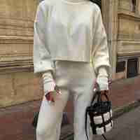 Комплект с кроп пуловер и панталон с права кройка-бяло