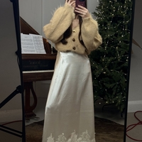 Сатенена бяла пола с дантелен завършек