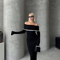 Елегантна черна плетена рокля с паднали рамене