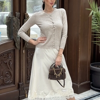 Сатенена бяла пола с дантелен завършек