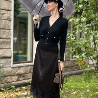 Сатенена черна пола с дантелен завършек