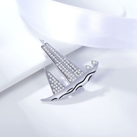 Брошка бяло позлатяване 'Платноходки' кристали Swarovski