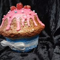 Розов мъфин с ягода и малинки