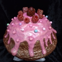 Розов мъфин с ягода и малинки