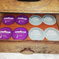 ПОСТАВКА ЗА КАФЕ МАШИНА С ЧЕКМЕДЖЕ ЗА КАФЕ КАПСУЛИ DOLCE GUSTO