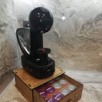 ПОСТАВКА ЗА КАФЕ МАШИНА С ЧЕКМЕДЖЕ ЗА КАФЕ КАПСУЛИ DOLCE GUSTO