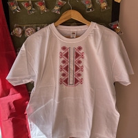 Мъжка памучна тениска с бродирана шевица „Геометрична класика“ – Бяла