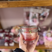 Ръчно изработена свещ „Ягодово изкушение“ в стъклено бурканче с клипс