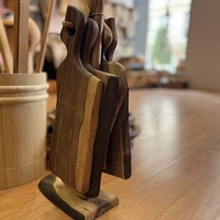 Комплект дървени дъски с дървена поставка-орех