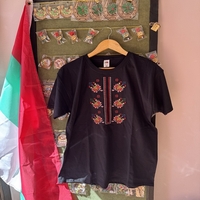 Мъжка черна памучна тениска с бродирана шевица „Геометричен ритъм“