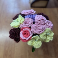 Ръчно плетена роза  – Детайлна изработка и наситени цветове