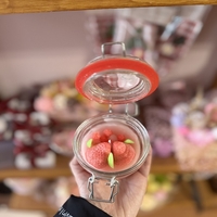 Ръчно изработена свещ „Ягодово изкушение“ в стъклено бурканче с клипс