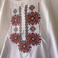 Дамска памучна тениска с богата бродерия „Цветна шевица“ – Бяла