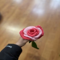 Ръчно плетена роза  – Детайлна изработка и наситени цветове