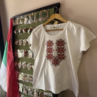 Дамска памучна тениска с богата U-образна бродерия „Фолклорно изкуство“