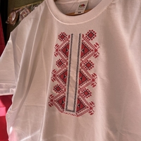 Мъжка памучна тениска с бродирана шевица „Геометрична класика“ – Бяла