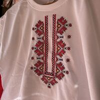 Мъжка памучна тениска с бродирана българска шевица – Модел „Юнак“