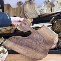 Ръчно изработена дъска от орех със естествена форма