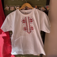 Мъжка памучна тениска с фина многоцветна шевица – Бяла