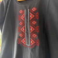 Черна дамска памучна тениска с бродирана шевица – Модел „Елбетица Класик“