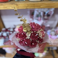 Ръчно изработен аранжиран букет от ароматни свещи – Бордо Рози и Пейони