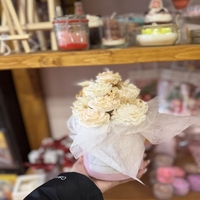 Ръчно изработен аранжиран букет от ароматни свещи – „Бяло и злато“ (Елегантност в розово канче)