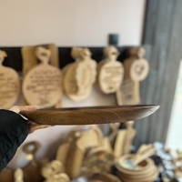 Ръчно изработена дървена чиния от орех