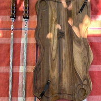 Дървена дъска с шишове за барбекю