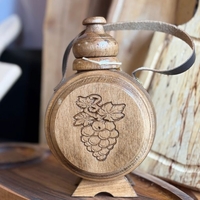 Малка дървена бъклица „България“ – традиционен сувенир за напитки