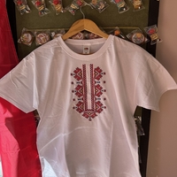 Мъжка памучна тениска с бродирана българска шевица – Модел „Юнак“