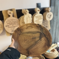 Ръчно изработена дървена чиния от орех