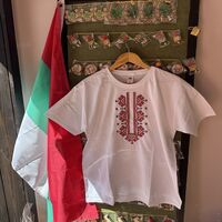 Мъжка памучна тениска с бродирана българска шевица – Модел „Юнак“