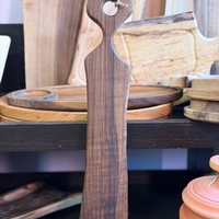 Ръчно изработена дървена дъска за сервиране с дръжка – орех