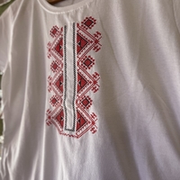 Дамска памучна тениска с бродирана българска шевица