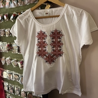 Дамска памучна тениска с богата U-образна бродерия „Фолклорно изкуство“