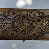 Голяма дървена кутия за бижута с гравюра