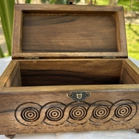 Голяма дървена кутия за бижута с гравюра