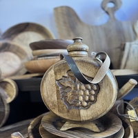 Ръчно изработена дървена бъклица с дърворезба „Грозде“