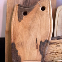 Ръчно изработена дървена дъска за сервиране от масивно дърво