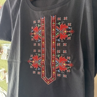 Черна дамска памучна тениска с детайлна многоцветна шевица – Модел „Нощна Елегантност“