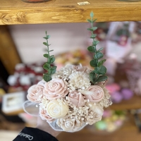 Луксозен аранжиран букет от ароматни свещи – „Нежна охра и сметана“ (Ръчна изработка)