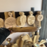 Ръчно изработена дървена чиния от орех