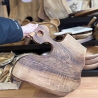 Ръчно изработена дъска от орех със естествена форма