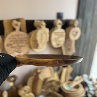 Ръчно изработена дървена чиния от орех