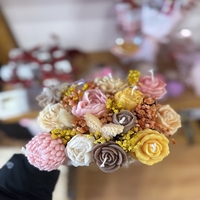 Аранжиран букет от ароматни свещи – „Розова мечта“ (Кутия-чанта в пастелни тонове)